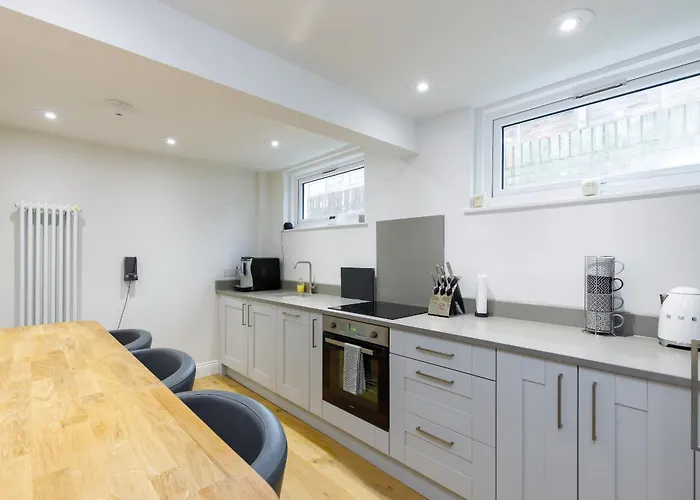 Spacious 2 Bedroom Apartment With Beautiful Garde
