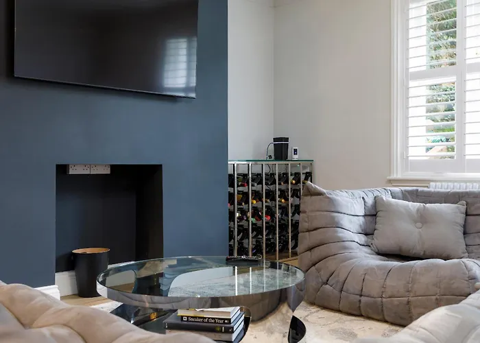 Spacious 2 Bedroom Apartment With Beautiful Garde