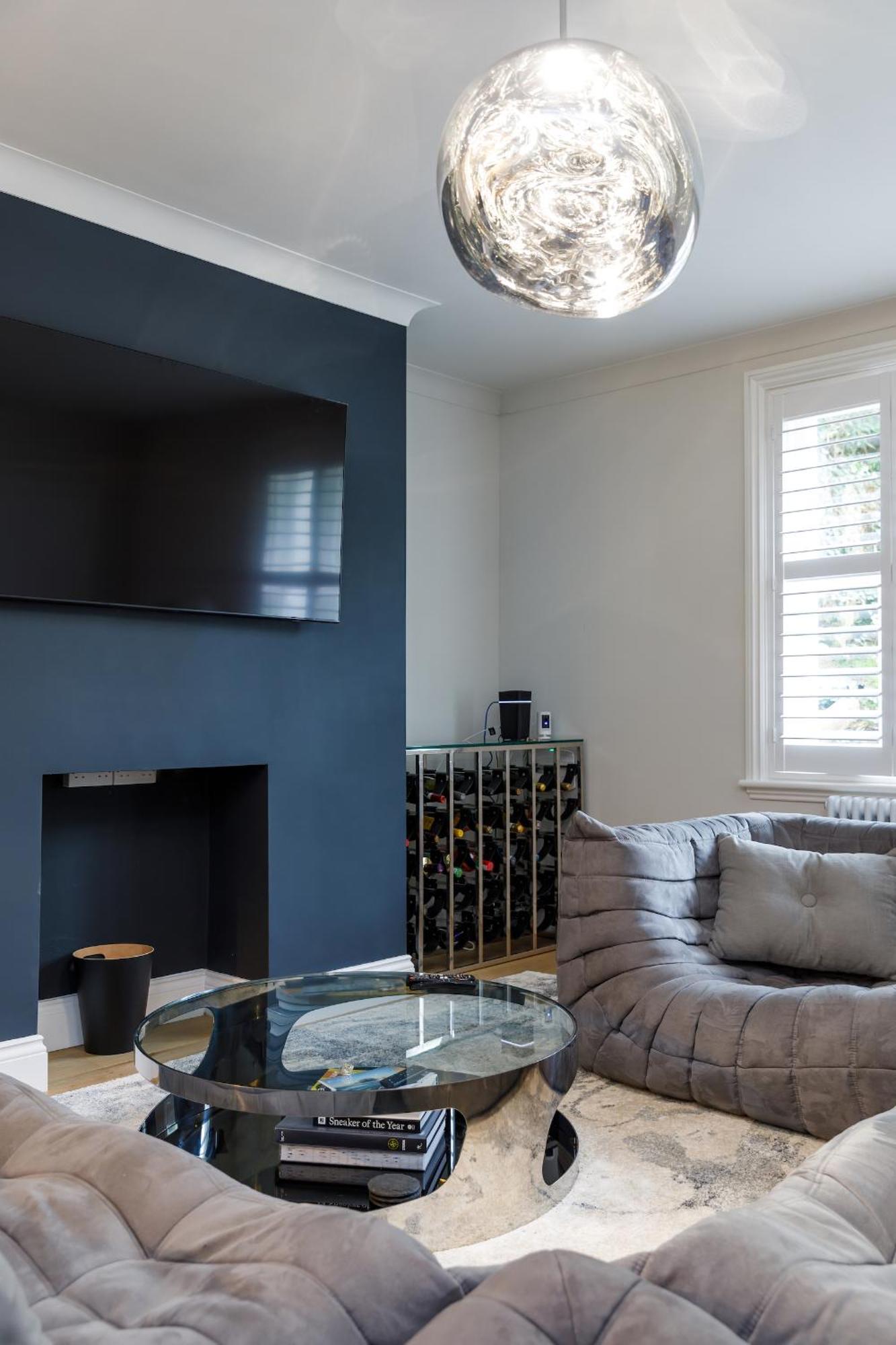 Spacious 2 Bedroom With Beautiful Garde Apartment *