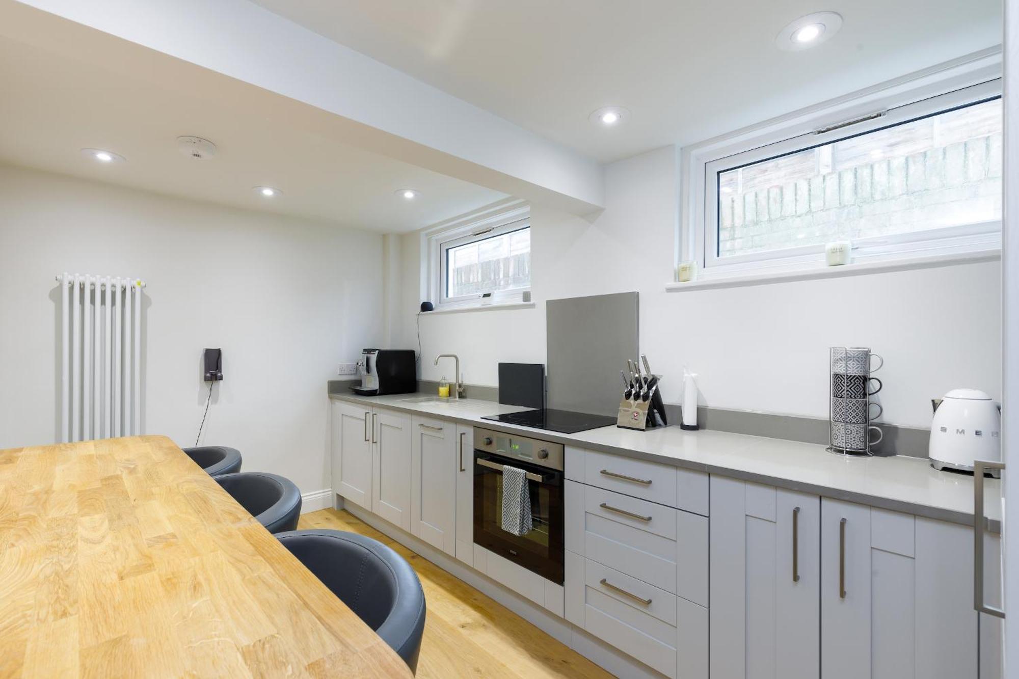 Spacious 2 Bedroom With Beautiful Garde Apartment Brighton