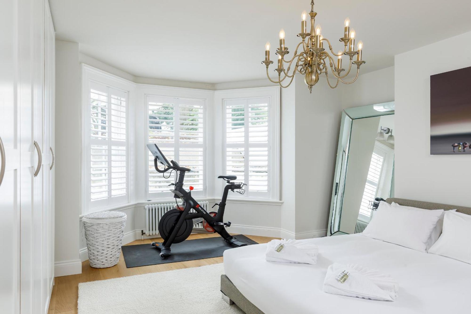 Spacious 2 Bedroom With Beautiful Garde Apartment *