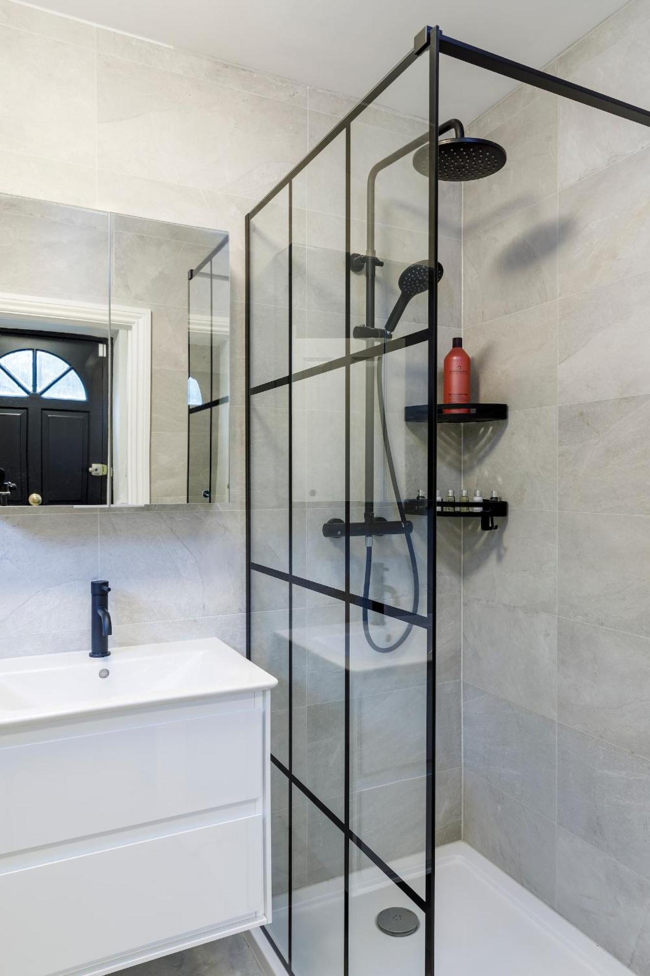 Spacious 2 Bedroom With Beautiful Garde