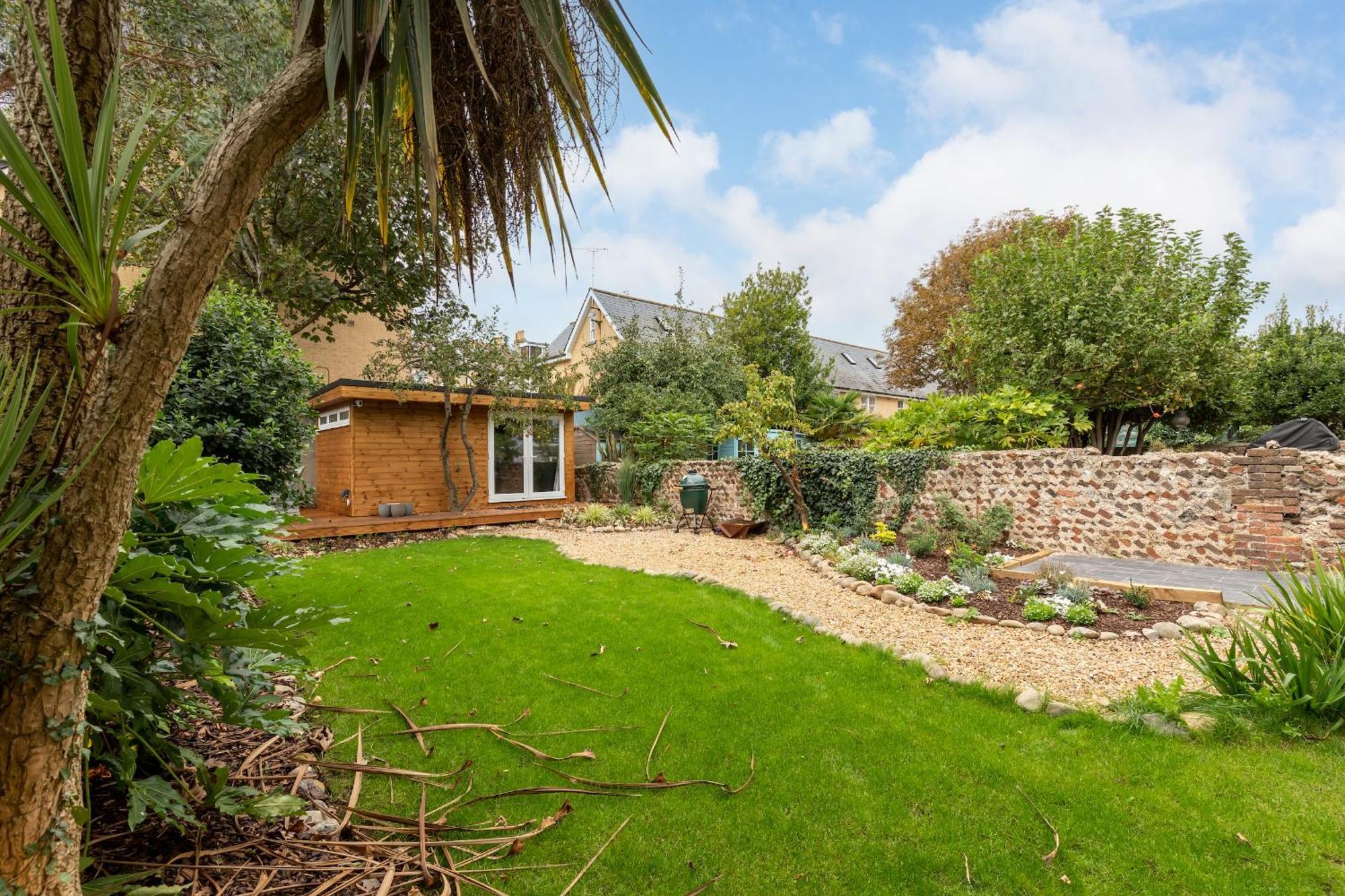Spacious 2 Bedroom With Beautiful Garde Apartment Brighton