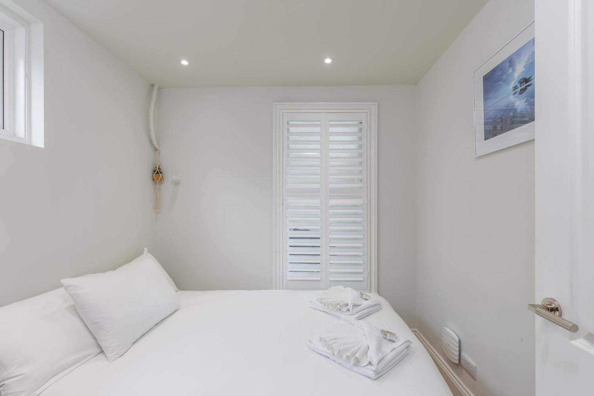 Spacious 2 Bedroom With Beautiful Garde Apartment Brighton