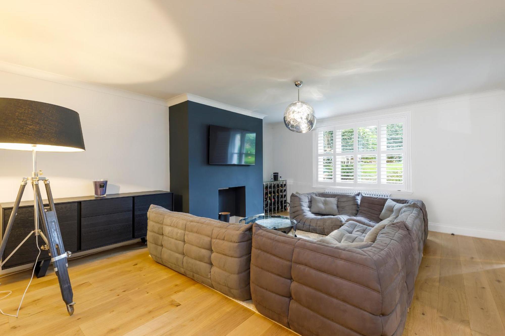 Spacious 2 Bedroom With Beautiful Garde