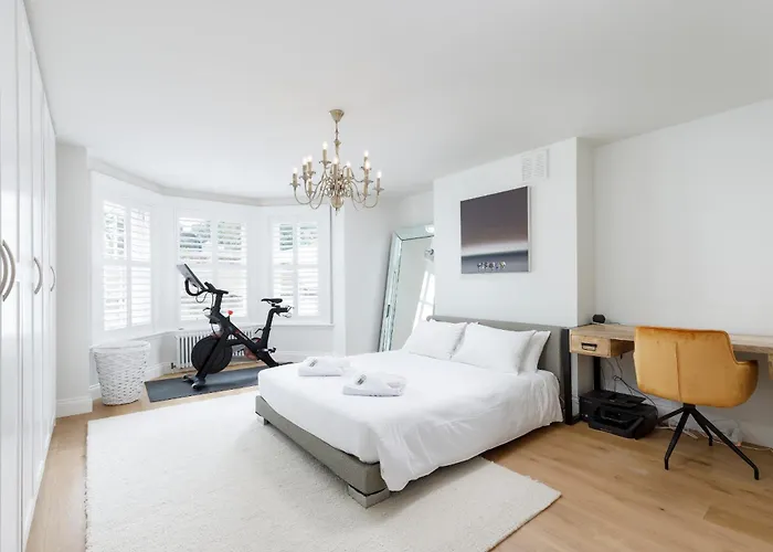 Spacious 2 Bedroom Apartment With Beautiful Garde