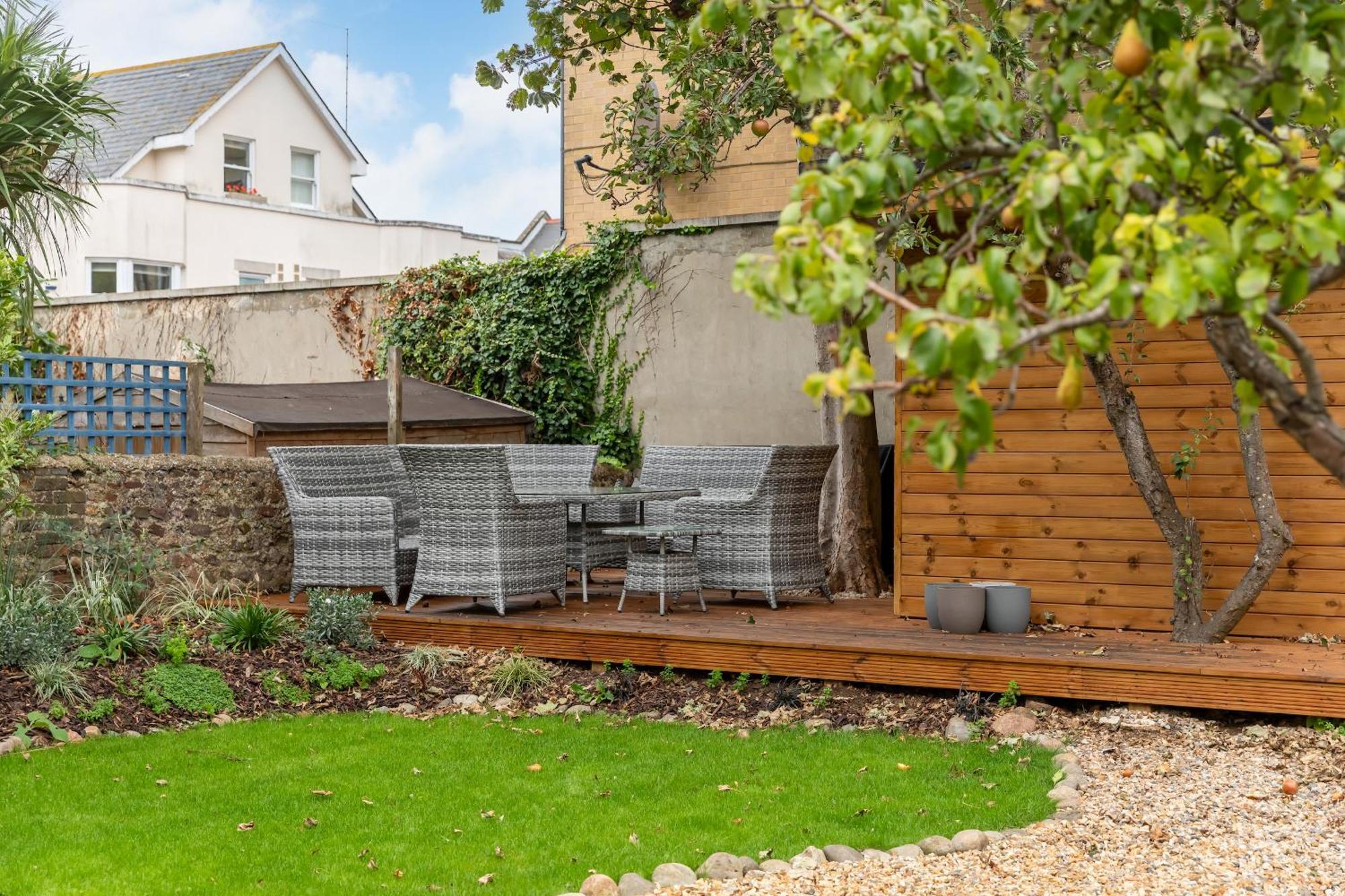 Spacious 2 Bedroom With Beautiful Garde Apartment