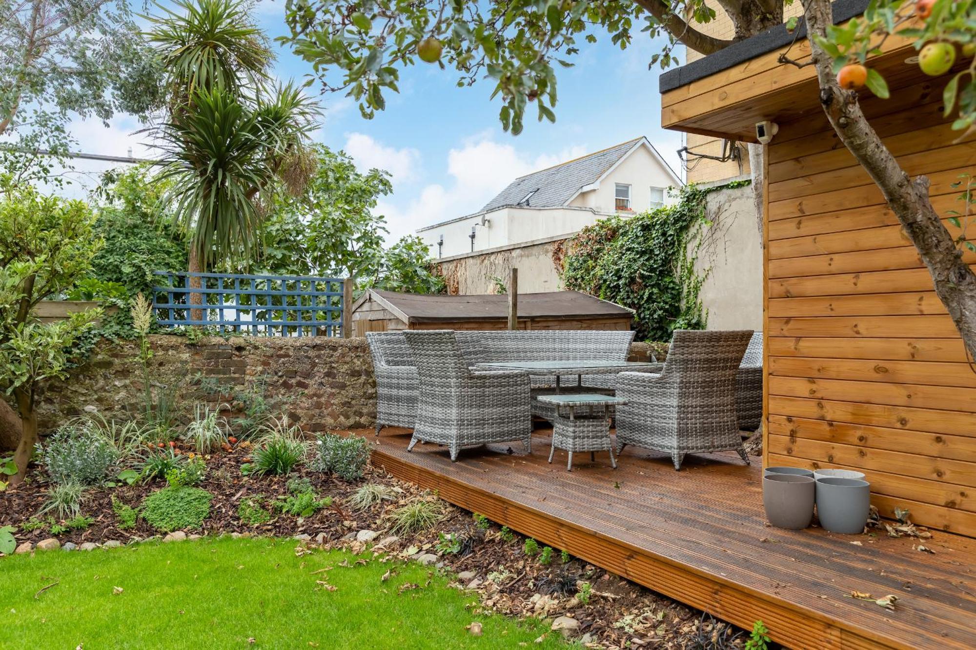 Spacious 2 Bedroom With Beautiful Garde Apartment *